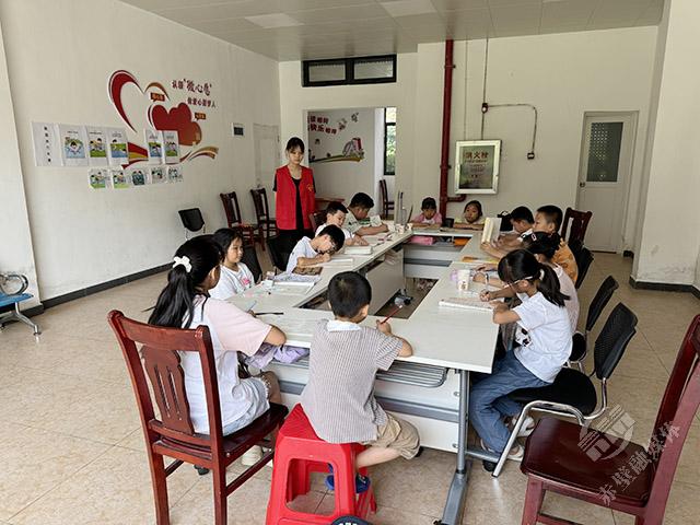 方山县“育苗行动”志愿者走进峪口小学(图1)