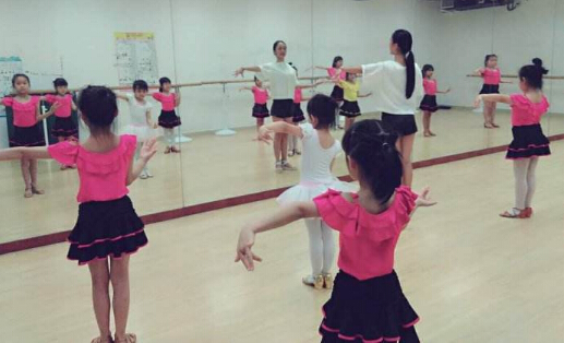 幼儿舞蹈班基本功教学(图1)