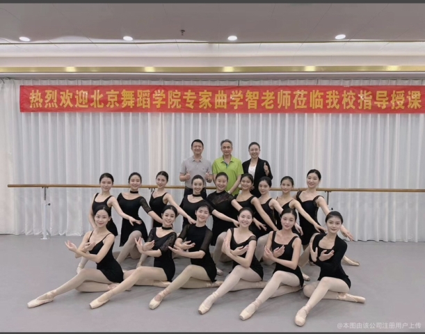 顶风作案！公然“玩弄”央视出门带6个助理30个保镖如今怎样(图1)