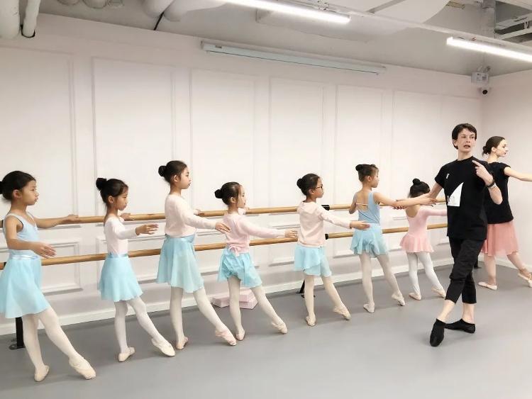 北京舞蹈学院建校70周年70堂公开课《古典芭蕾舞基本功训练--马拉霍夫大师公开课(图1)